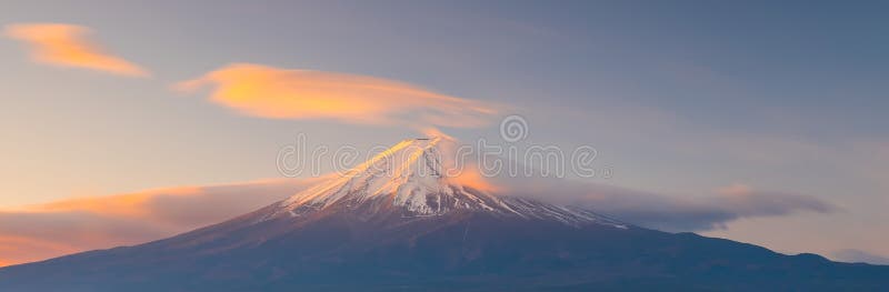 MT Fuji bij de zonsopgang van Meerkawaguchi stock foto MT Fuji bij de zonsopgang van Meerkawaguchi stock foto