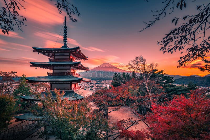 Mt Fuji con la pagoda de Chureito y la hoja roja en el oto?o en puesta del sol en Fujiyoshida, Jap?n foto de archivo libre de regalías Mt Fuji con la pagoda de Chureito y la hoja roja en el oto?o en puesta del sol en Fujiyoshida, Jap?n foto de archivo libre de regalías