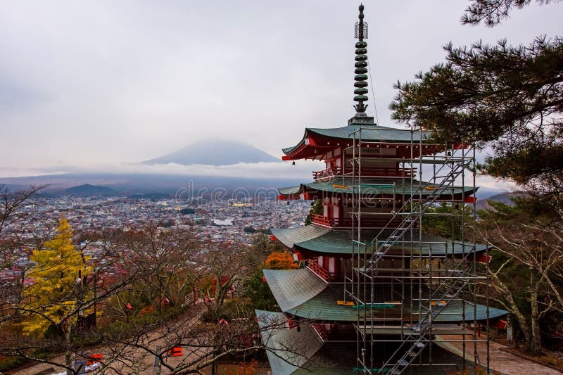 Mt Fuji con la pagoda di Chureito in autunno fotografie stock libere da diritti Mt Fuji con la pagoda di Chureito in autunno fotografie stock libere da diritti