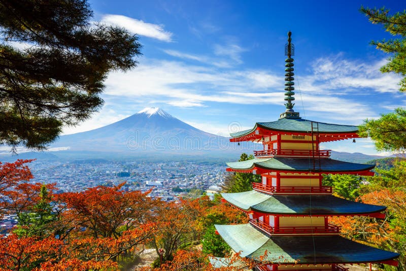 Mt Fuji con la pagoda di Chureito, Fujiyoshida, Giappone immagine stock libera da diritti Mt Fuji con la pagoda di Chureito, Fujiyoshida, Giappone immagine stock libera da diritti