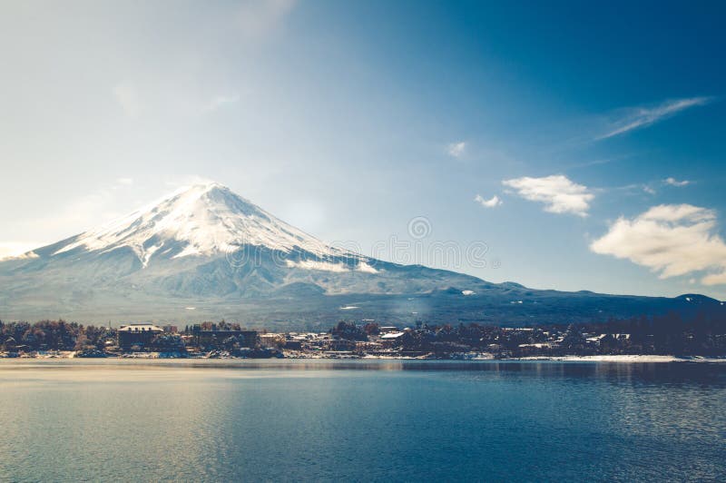 Mt Fuji in the early morning with reflection on the lake kawaguchiko stock photography Mt Fuji in the early morning with reflection on the lake kawaguchiko stock photography
