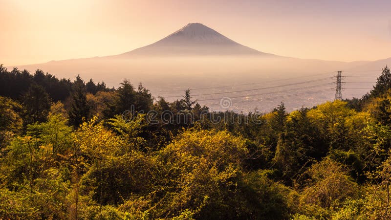 Mt Fuji gegen zivilisation stockbild Mt Fuji gegen zivilisation stockbild