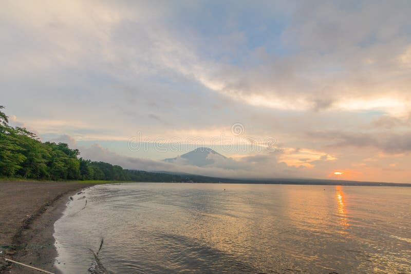 Mt Fuji i zmierzch z s?o?ce promieniami przy Jeziornym Kawaguchiko s?awny miejsce w Japonia podr??owa? w Yamanashi prefekturze, J