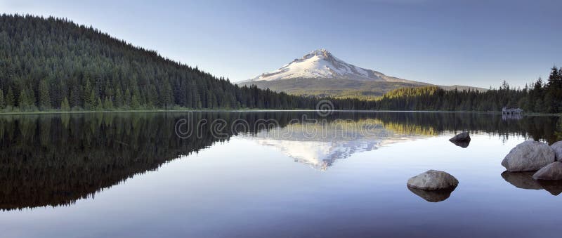 Mt Hood Reflection på Trillium sjöpanorama royaltyfria bilder Mt Hood Reflection på Trillium sjöpanorama royaltyfria bilder