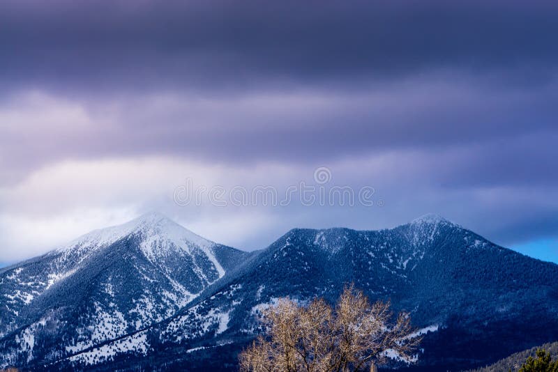 Mt Humphreys, hampe de drapeaux, Arizona photographie stock libre de droits Mt Humphreys, hampe de drapeaux, Arizona photographie stock libre de droits