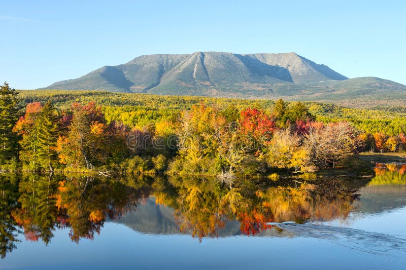 Mt Katahdin Maine Ambajejus Lake Arkivfoto Bild av bayes, vatten