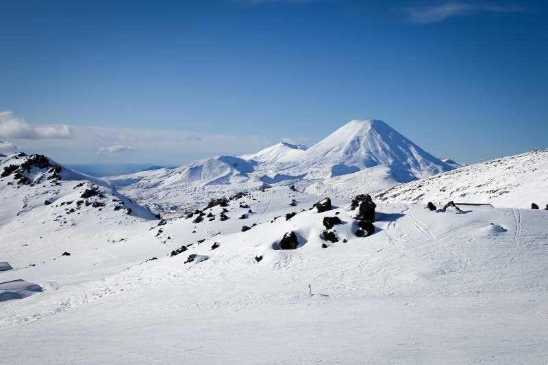 Mt Ngauruhoe dal Mt Ruapehu Whakapapa Ski Field New Zealand fotografia stock Mt Ngauruhoe dal Mt Ruapehu Whakapapa Ski Field New Zealand fotografia stock