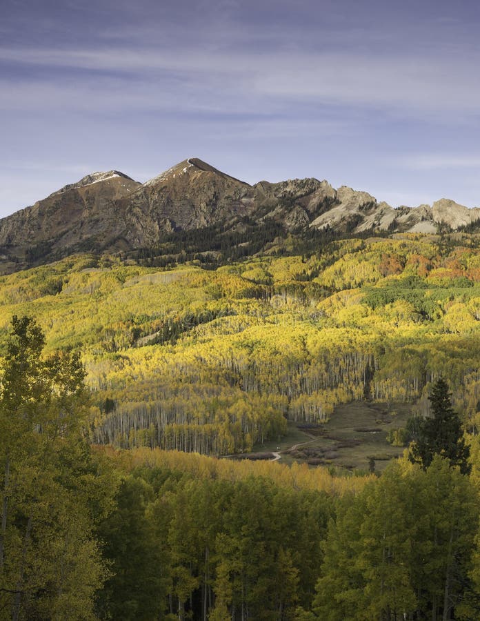 Mt Owen e Ruby Peak com mudança de Aspen foto de stock Mt Owen e Ruby Peak com mudança de Aspen foto de stock