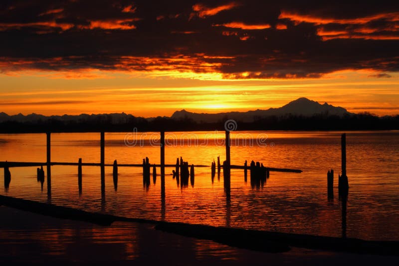 Mt. Padeiro Sunrise Sobre O Vertical De Fraser River Imagem de Stock