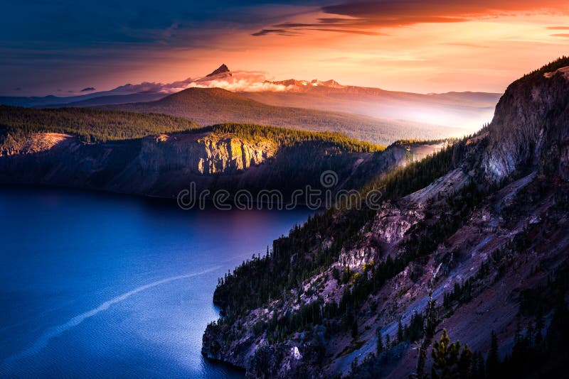 Mt Thielsen coberto nas nuvens na paisagem de Oregon do nascer do sol imagem de stock Mt Thielsen coberto nas nuvens na paisagem de Oregon do nascer do sol imagem de stock