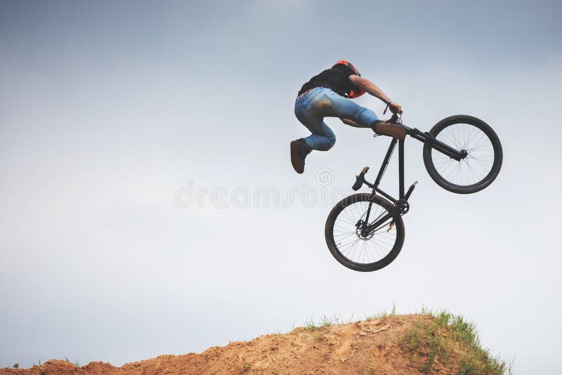 Mtb brudu jeździec robi sztuczce na skoku fotografia royalty free Mtb brudu jeździec robi sztuczce na skoku fotografia royalty free