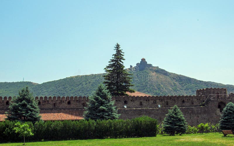 Mtskheta, Georgië: Het Georgische Orthodoxe klooster van het Jvariklooster dichtbij Mtskheta van Svetitskhoveli-Kathedraal stock fotografie Mtskheta, Georgië: Het Georgische Orthodoxe klooster van het Jvariklooster dichtbij Mtskheta van Svetitskhoveli-Kathedraal stock fotografie