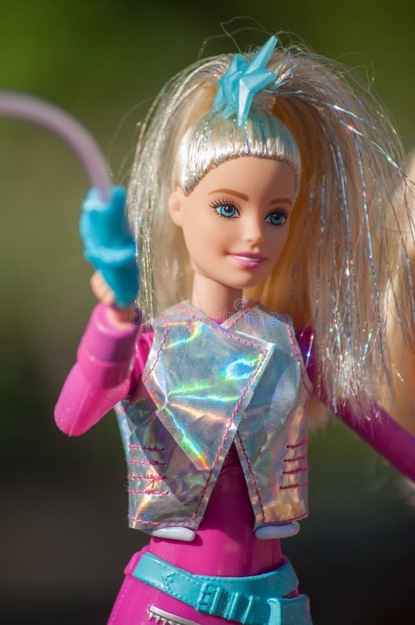 Muñeca Barbie En El Mercado De Pulgas En La Calle Foto editorial - Imagen de muñeca, barbie: 158578291