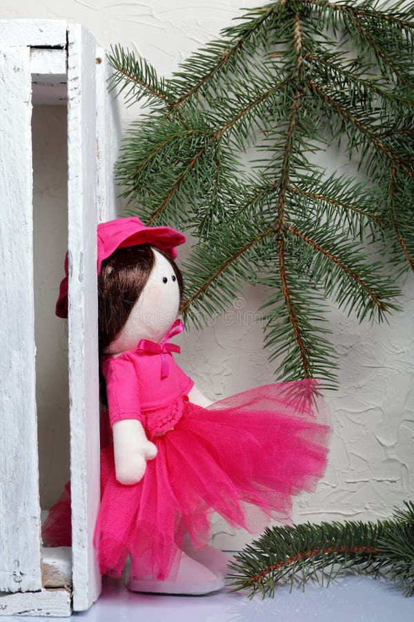 Muñeca De Trapo Casera Con Ropa Rosa. En El Fondo De Una Rama De Abeto Y Una Caja De Madera Blanca Foto de archivo - Imagen de muñeca, blanca: 160544198
