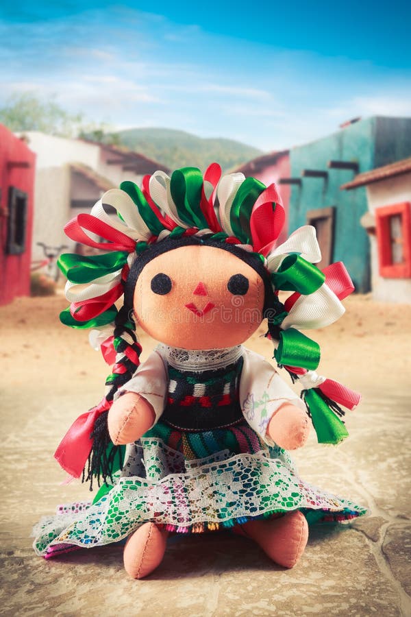 Muñeca De Trapo Mexicana En Un Vestido Tradicional En Un Mexicano Imagen de archivo - Imagen juego, cultura: 58723835