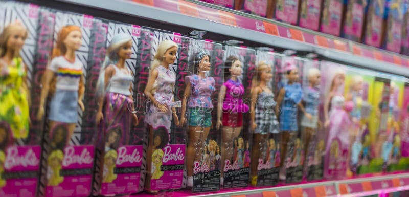 Muñecas Barbie Puestas a La Venta En Un Estante De La Tienda Foto de  archivo editorial - Imagen de manera, juguete: 214745283