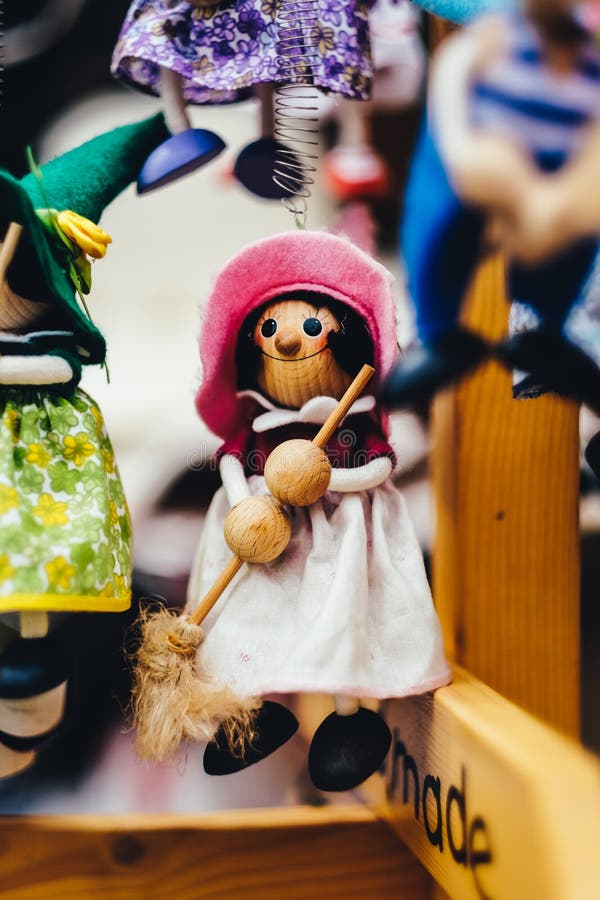 Muñecas De Madera Vestidas En Diversos Equipos Muñecas De Madera Hechas A Mano Que Cuelgan Como Exhibición Muñecas Decorativas Imagen de archivo - Imagen de vestidas, hechas: 101659579