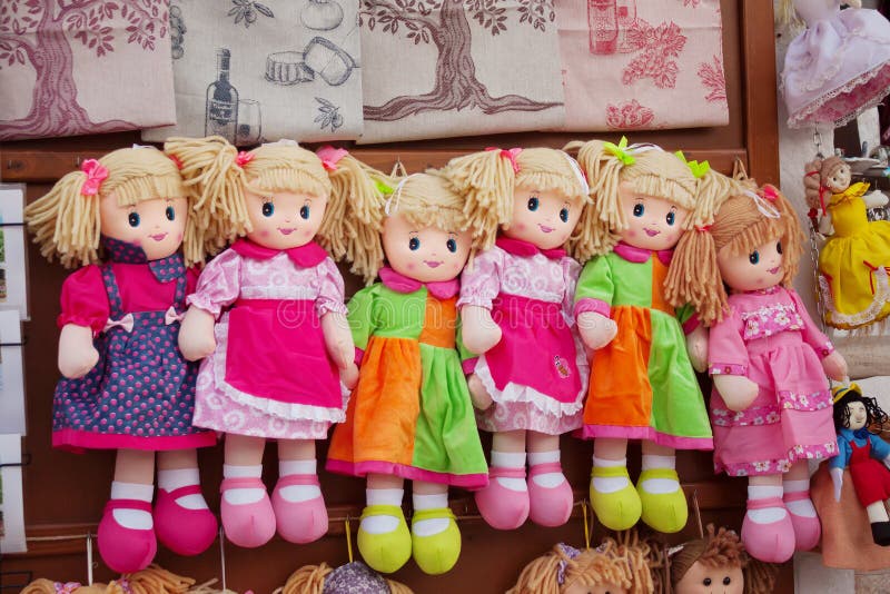 Muñecas De Trapo En La Ropa Coloreada, Juguetes De Los Niños De Los Pedazos De Repuesto Del Material Foto de archivo editorial - Imagen de coloreada, trapo: 136947733
