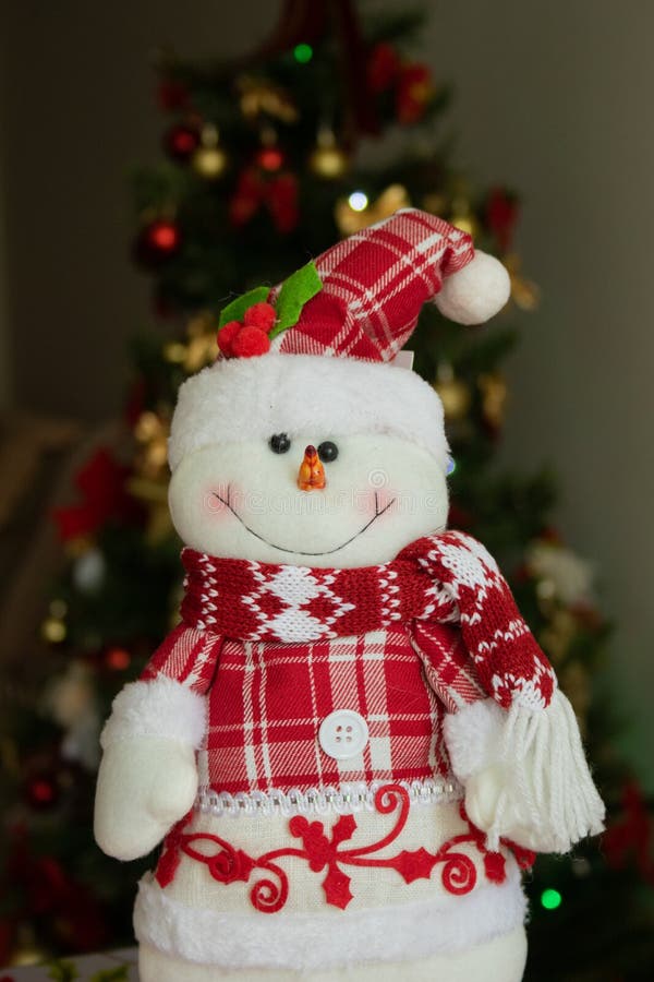 Muñeco De Nieve Decorado Para Navidad Con Ropa a Cuadros Y árbol De Navidad  En El Fondo Imagen de archivo - Imagen de juguete, santa: 210606043