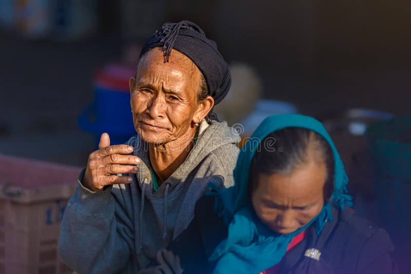 Muang Sing, Laos - 18 listopada 2019 r. portretowa stara kobieta w tradycyjnym turbanie należącym do mniejszości etnicznych zamie zdjęcie stock Muang Sing, Laos - 18 listopada 2019 r. portretowa stara kobieta w tradycyjnym turbanie należącym do mniejszości etnicznych zamie zdjęcie stock
