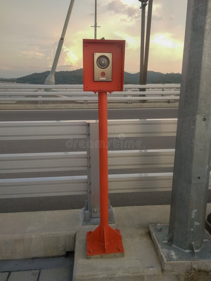 Muara, Bandar Seri Begawan/Brunei - 18 maggio 2019: Cabina di emergenza per la telefonata ai ponti di RIPAS, Brunei Darussalam immagine stock Muara, Bandar Seri Begawan/Brunei - 18 maggio 2019: Cabina di emergenza per la telefonata ai ponti di RIPAS, Brunei Darussalam immagine stock