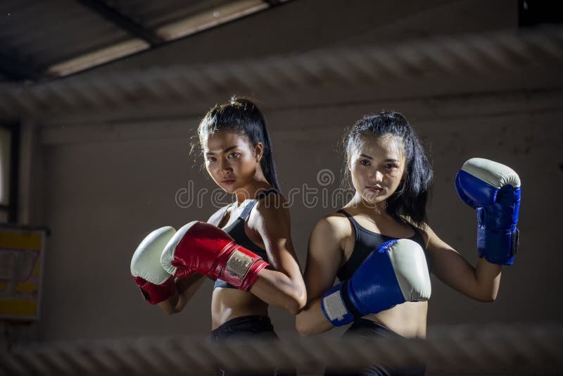 Verdraaiing Vrijstelling propeller Muay Thai-vrouw stock afbeelding. Image of mensen, kickboksen - 156605565