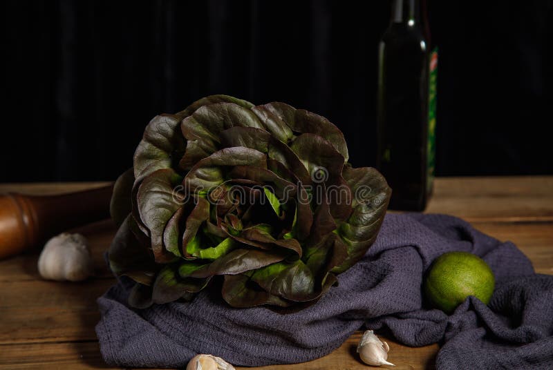 Mucca di foglie di lattuga fresche su fondo scuro. chiusura.