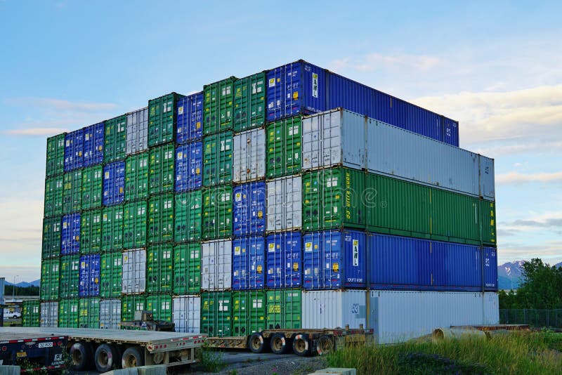 Mucchi dei container nel porto di Anchorage nell'Alaska fotografie stock libere da diritti Mucchi dei container nel porto di Anchorage nell'Alaska fotografie stock libere da diritti