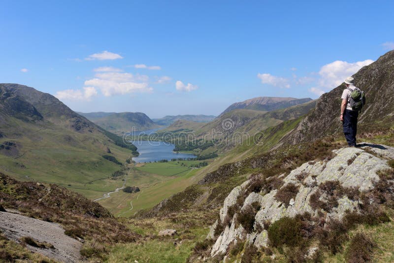 Mucchi di fieno all'acqua Cumbria di Crummock e di Buttermere fotografia stock libera da diritti Mucchi di fieno all'acqua Cumbria di Crummock e di Buttermere fotografia stock libera da diritti
