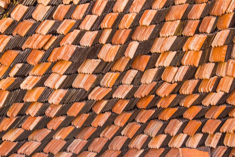 Mucchi e pacchetti astratti piastrelle di ceramica di nuove di un'argilla per coprire il tetto di un tempio buddista Pila di nuov fotografia stock libera da diritti Mucchi e pacchetti astratti piastrelle di ceramica di nuove di un'argilla per coprire il tetto di un tempio buddista Pila di nuov fotografia stock libera da diritti