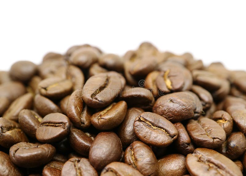Mucchio alto chiuso dei chicchi di caffè arrostiti con spazio libero per progettazione e testo fotografia stock libera da diritti Mucchio alto chiuso dei chicchi di caffè arrostiti con spazio libero per progettazione e testo fotografia stock libera da diritti