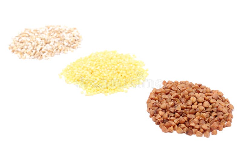 Mucchio dei chicchi del grano saraceno, del miglio e dell'orzo Priorità bassa bianca fotografia stock libera da diritti Mucchio dei chicchi del grano saraceno, del miglio e dell'orzo Priorità bassa bianca fotografia stock libera da diritti