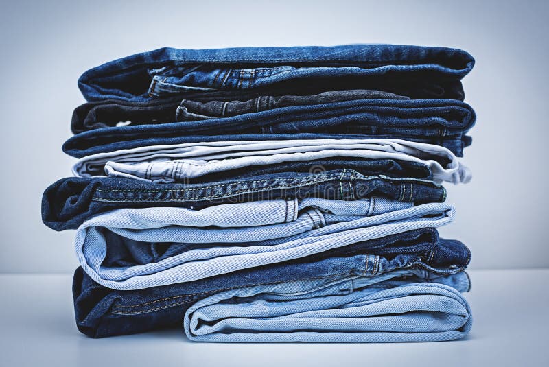 Pila di jeans immagine stock libera da diritti