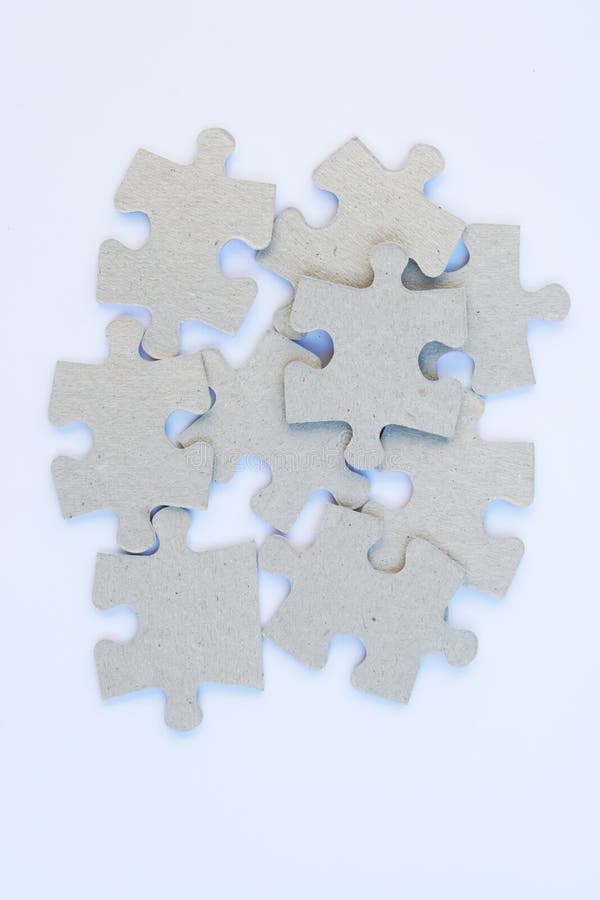 Mucchio dei pezzi di puzzle Parti di puzzle su una priorità bassa bianca immagine stock libera da diritti Mucchio dei pezzi di puzzle Parti di puzzle su una priorità bassa bianca immagine stock libera da diritti