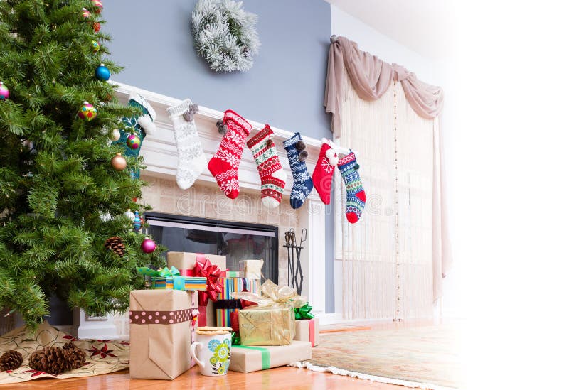 Mucchio dei regali di Natale sotto l'albero fotografia stock Mucchio dei regali di Natale sotto l'albero fotografia stock