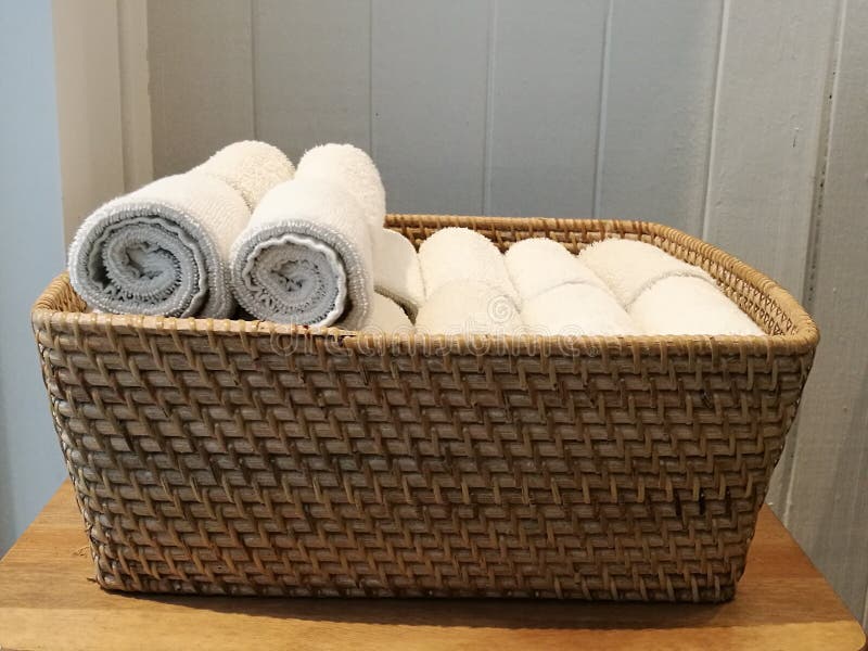 Mucchio del panno, asciugamano, tovagliolo di tavola, fazzoletto sul canestro in stazione termale, stanza del bagno, toliet con i immagine stock Mucchio del panno, asciugamano, tovagliolo di tavola, fazzoletto sul canestro in stazione termale, stanza del bagno, toliet con i immagine stock