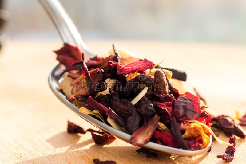 Mucchio del tè della frutta con i petali e la frutta asciutta La composizione del mucchio delle foglie di tè e gli ibischi secchi immagine stock Mucchio del tè della frutta con i petali e la frutta asciutta La composizione del mucchio delle foglie di tè e gli ibischi secchi immagine stock