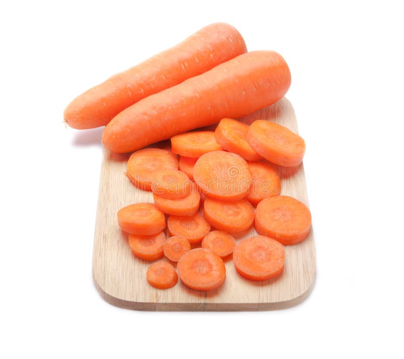 Mucchio della fetta della carota sul blocchetto di spezzettamento su fondo bianco immagini stock Mucchio della fetta della carota sul blocchetto di spezzettamento su fondo bianco immagini stock