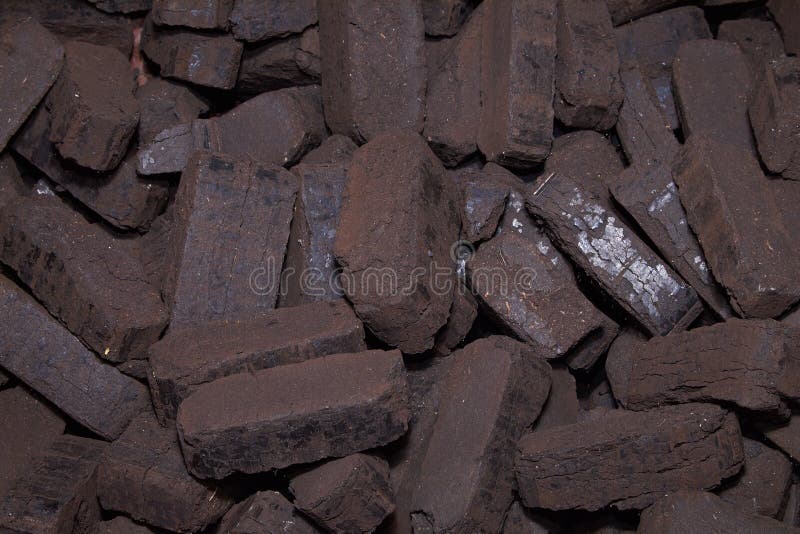 Mucchio delle mattonelle della torba, combustibili alternativi, materia prima fotografia stock Mucchio delle mattonelle della torba, combustibili alternativi, materia prima fotografia stock