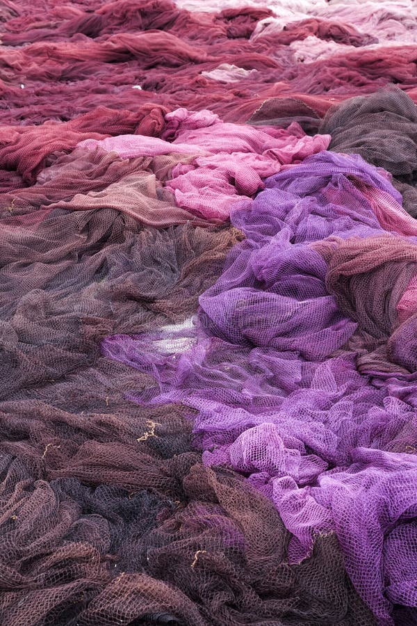 Mucchio delle reti da pesca marroni, viola e rosa fotografia stock libera da diritti