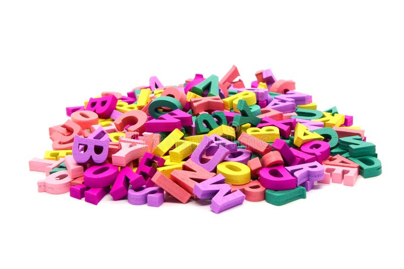 Mucchio di lettere di legno multicolore dell'alfabeto latino isolate su fondo bianco. concetto : tornare all'alfabetizzazione scolastica e leggere l'apprendimento delle lingue