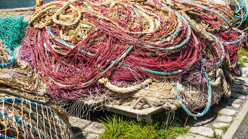 Mucchio di reti da pesca vecchie e usate, colorate fotografie stock libere da diritti