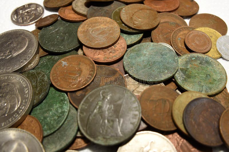 Mucchio di vecchie monete britanniche ed europee d'annata fotografia stock Mucchio di vecchie monete britanniche ed europee d'annata fotografia stock