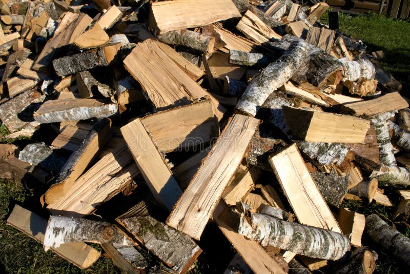 Mucchio e parete del legno di betulla tagliato e dei ceppi impilati di legno pronti per l'inverno fotografia stock Mucchio e parete del legno di betulla tagliato e dei ceppi impilati di legno pronti per l'inverno fotografia stock