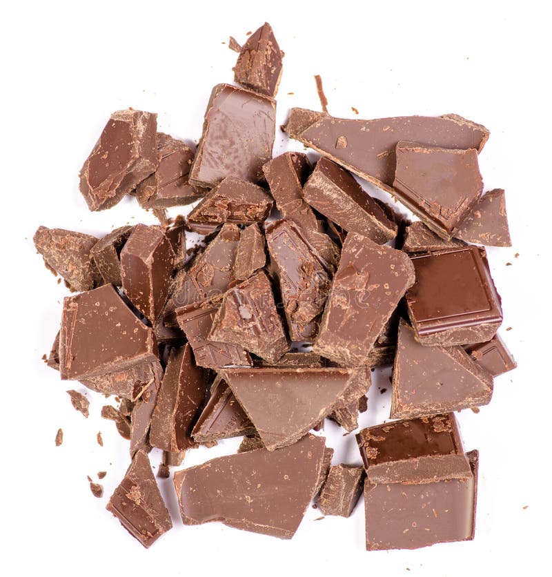 Mucchio tagliato, trucioli macinati del cioccolato isolati su bianco immagine stock Mucchio tagliato, trucioli macinati del cioccolato isolati su bianco immagine stock