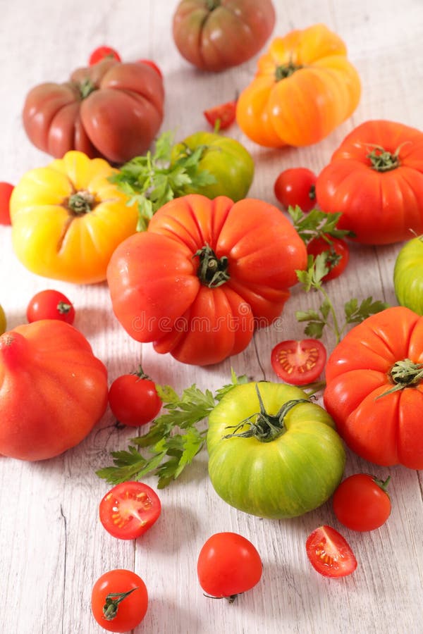 Mucchio variopinto dei pomodori fotografia stock Mucchio variopinto dei pomodori fotografia stock
