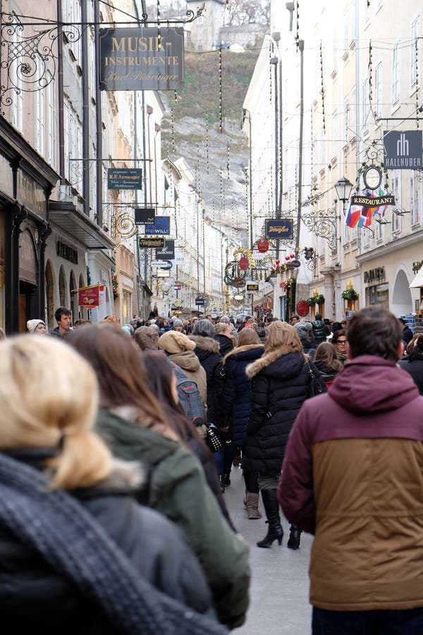Mucha gente visita la calle popular de Salzburg, el Getreidegasse fotos de archivo libres de regalías Mucha gente visita la calle popular de Salzburg, el Getreidegasse fotos de archivo libres de regalías