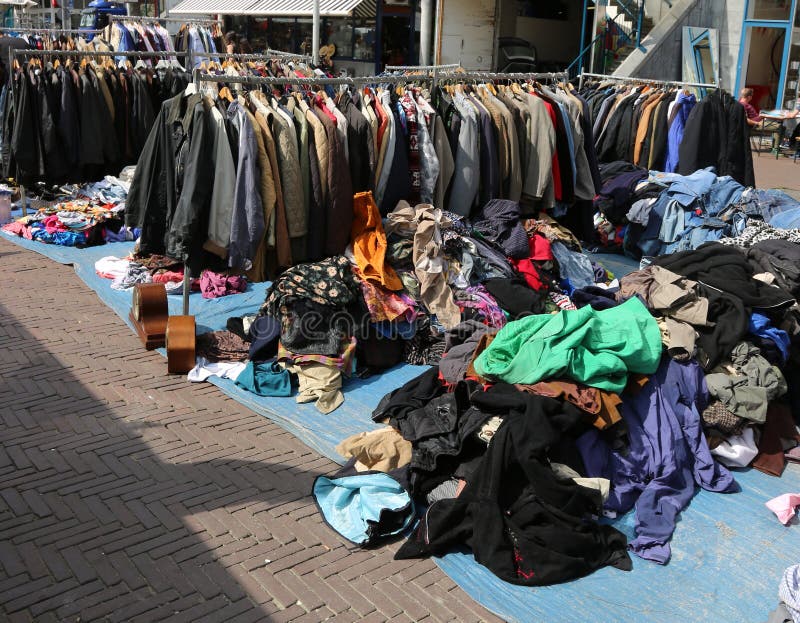 Mucha Ropa De Segunda Mano a La Venta En El Mercado Al Aire Libre De Ropa  Foto de archivo - Imagen de ciudad, mercado: 201796016