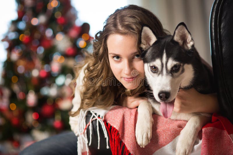 Muchacha adolescente con el perro, para la Navidad foto de archivo Muchacha adolescente con el perro, para la Navidad foto de archivo