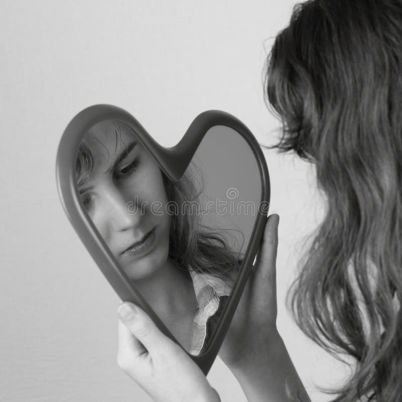 Muchacha adolescente con el sueño del espejo del corazón